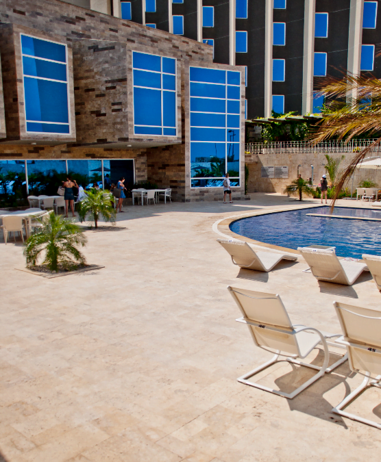 Los 3 Mejores Materiales Para Bordes de Piscina: Travertino, Coralina y Arenisca